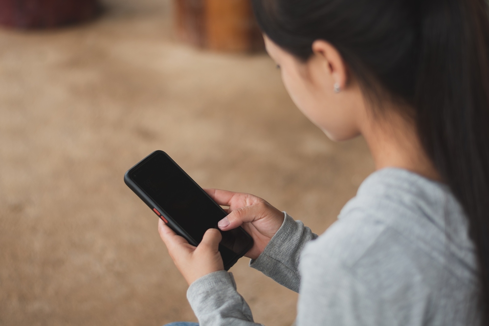 Smartphone at 12 linked to eating disorder symptoms teens, study finds